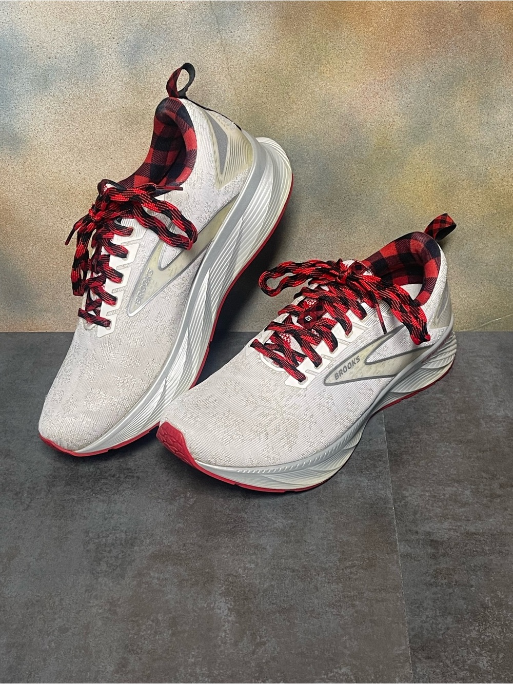 Brooks Levitate 6 Christmas Run Merry Women’s Running Shoes White/Red Size 8.5B - Picture 12 of 16